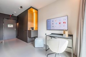 Estudio Premium | Escritorio, espacio para trabajar con laptop y insonorización