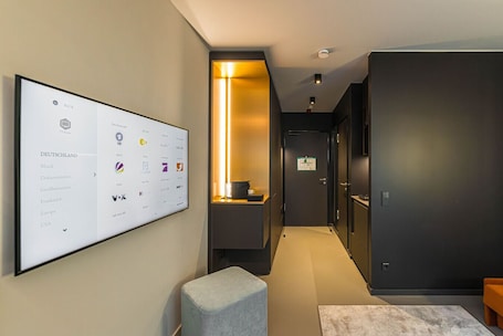 Desk, laptop workspace, soundproofing, free WiFi. YUMA Apartments Leipzig Berliner Straße