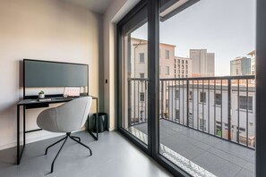 Comfort-Studio | Schreibtisch, laptopgeeigneter Arbeitsplatz, schallisolierte Zimmer