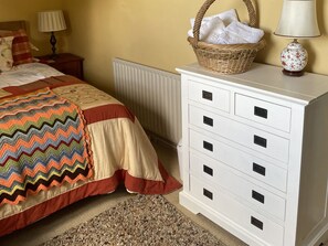 2 bedrooms, individually decorated, individually furnished - 10 Upper Linney (Ludlow)