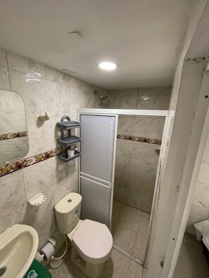 Economy-Doppelzimmer, Blick auf den Innenhof | Badezimmer | Dusche, Regendusche, Haartrockner, Handtücher