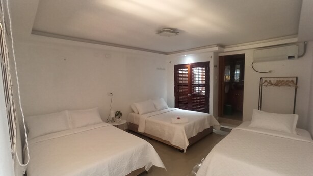 Family Quadruple Room, Garden View - HOSTAL CASA DE LAS AMERICAS (Cartagena)