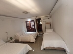 Familien-Vierbettzimmer, Gartenblick | Daunenbettdecken, kostenloses WLAN