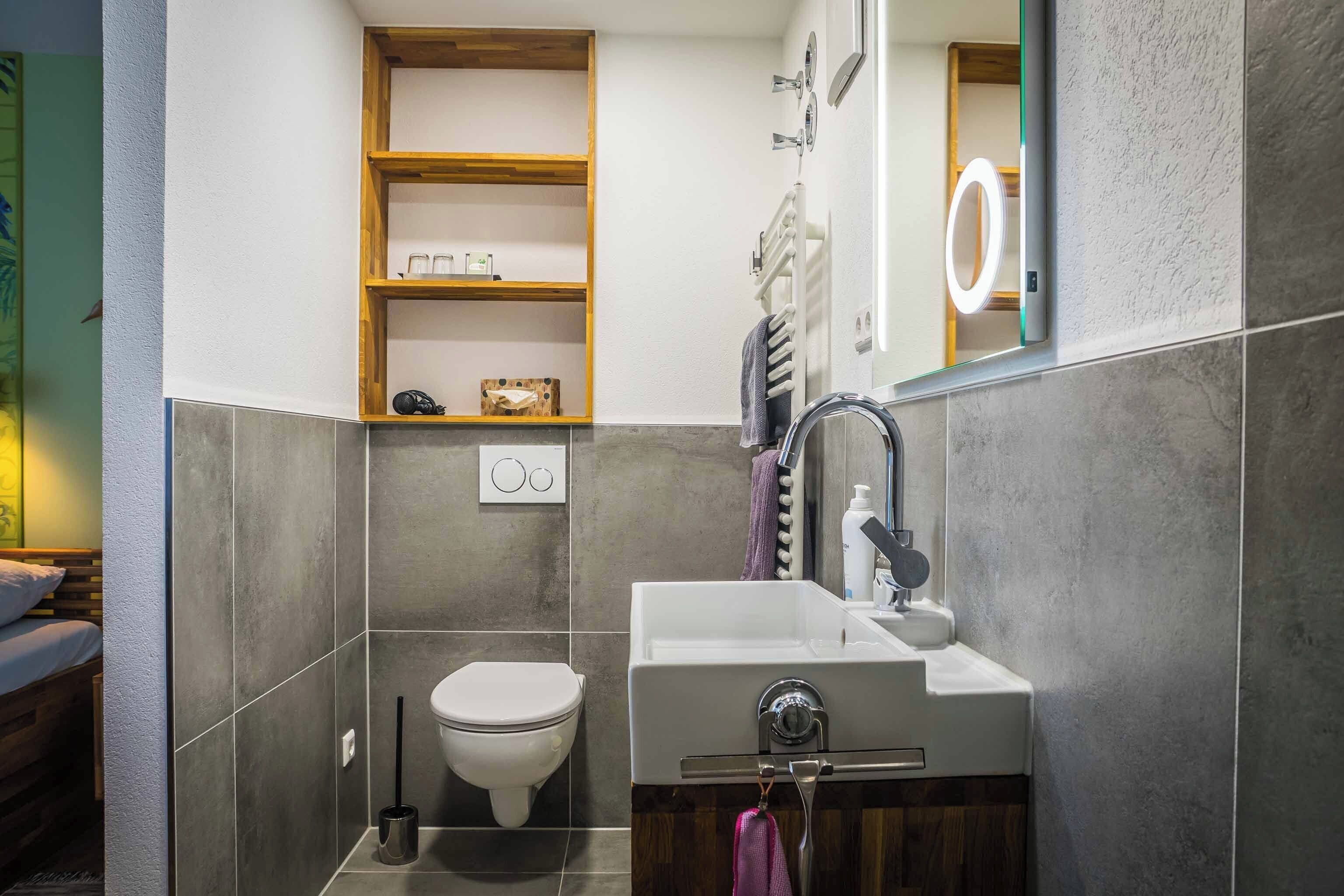 Ducha, secador de pelo, toallas y jabón