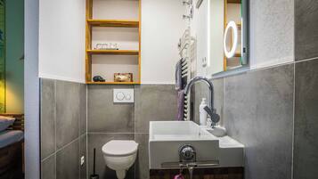 Ducha, secador de pelo, toallas y jabón