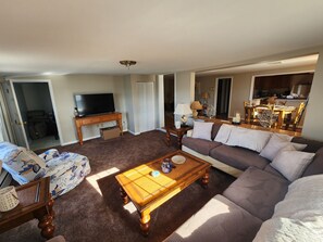 Smart TV - Charming 2-bedroom cottage with BOAT SLIP, WiFi, and AC (Elkton)