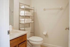 Douche, serviettes fournies, savon, papier toilette