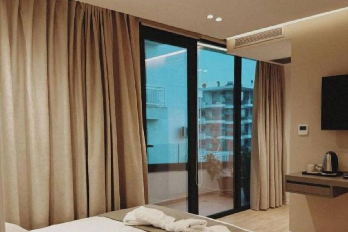 Frette Italian sheets, premium bedding, desk, soundproofing