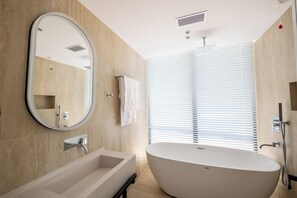 Driepersoonskamer, bubbelbad | Badkamer