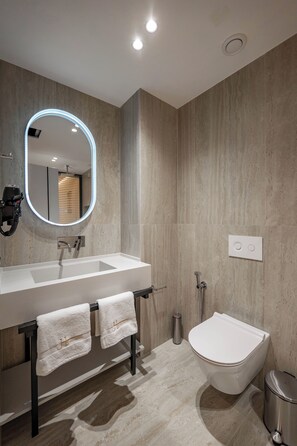 Driepersoonskamer, uitzicht op zee | Badkamer