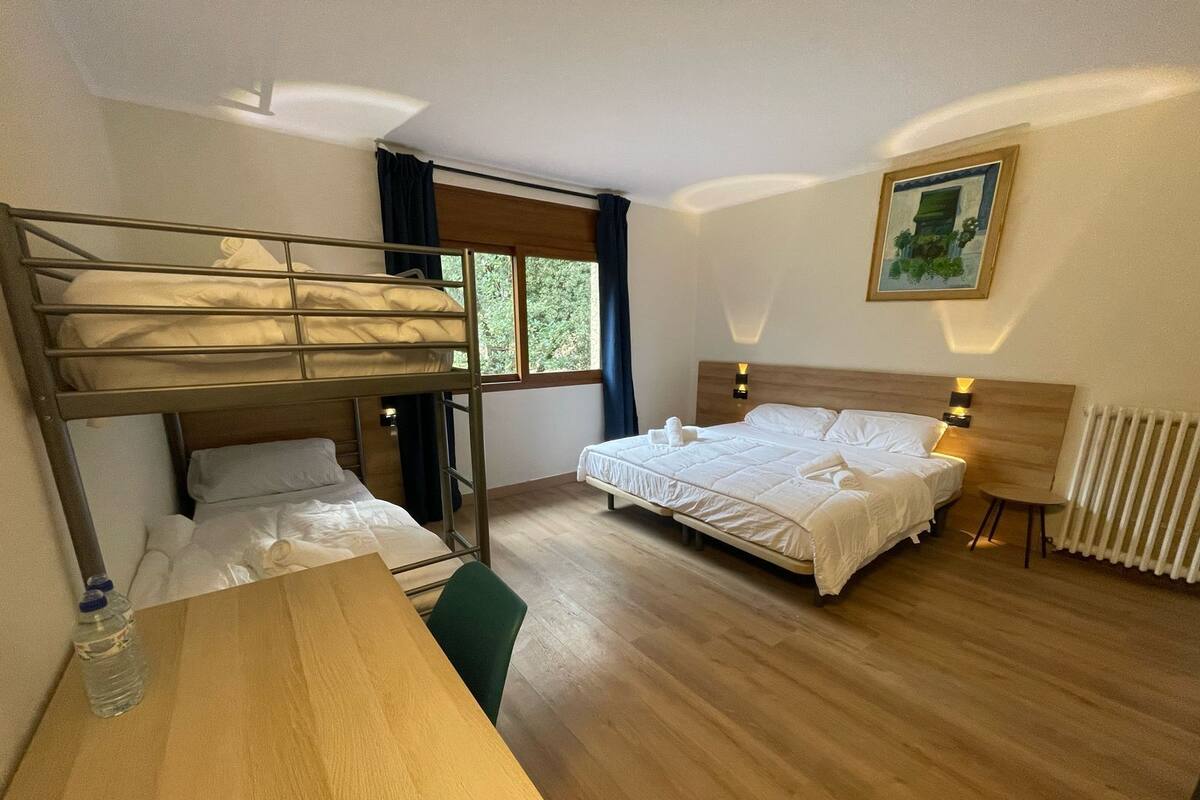 Habitación cuádruple Confort, varias camas, baño compartido, vistas al jardín | Escritorio, espacio para trabajar con un portátil, camas supletorias