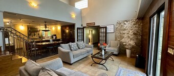 La Casona: Spacious 6-bedroom house, outdoor pool, and new pickleball court!
