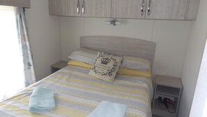 Cabin | 3 bedrooms, iron/ironing board, free WiFi, bed sheets - Cosy 3 Bedroom Lodge at Avonvale Holiday Park (Evesham)