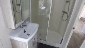 Cabin | Bathroom | Shower, hair dryer, towels - Modern 3 Bedroom Lodge at Avonvale Holiday Lodges (Evesham)