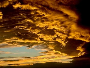 Um pôr do sol com nuvens douradas.