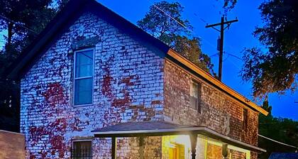 Amazing Historic 1800s Carriage House