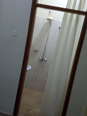 Een douche, een haardroger, handdoeken, zeep