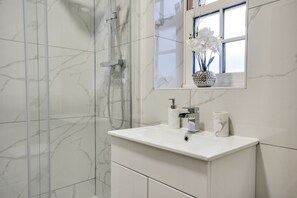 Chuveiro, secador de cabelo, toalhas de banho