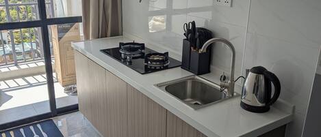 Réfrigérateur, four à micro-ondes, cafetiÚre-théiÚre, mélangeur