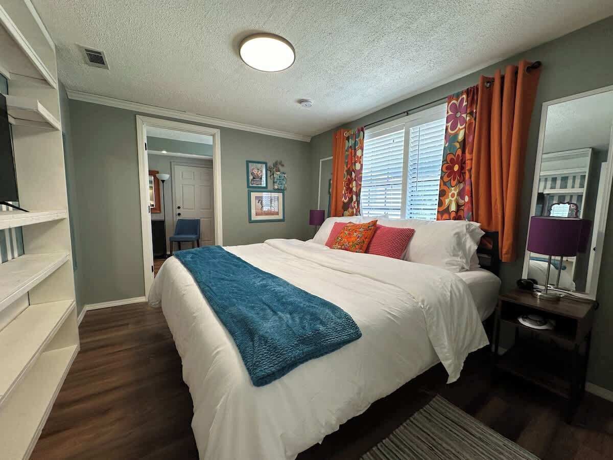 4 bedrooms, iron/ironing board, free WiFi, bed sheets