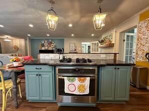 冷蔵庫、電子レンジ、オーブン、コンロ