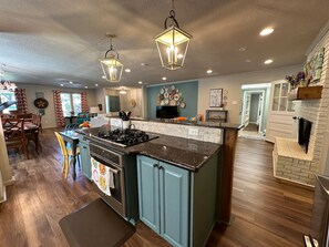 Fridge, microwave, oven, stovetop - Stylish home in Little Rock (Little Rock)