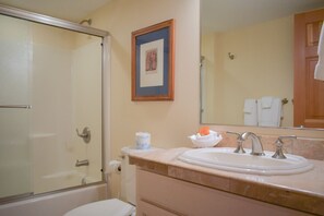 Een haardroger, handdoeken