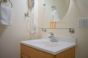 Sèche-cheveux, serviettes fournies