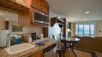 Een magnetron, een koffiezetapparaat/waterkoker