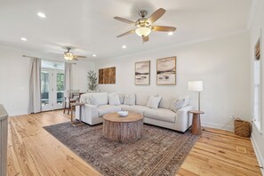 Smart TV - Charming 3 Bedroom 3.5 bath home in Ocean Ridge. Pool-Gym-Beach-Putt Putt (edisto island)