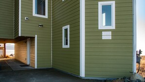 Un bâtiment à deux étages, doté d’une entrée abritée et d’une petite fenêtre au deuxième étage.