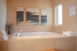 Een haardroger, handdoeken