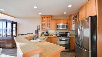 Kylskåp, mikrovågsugn, ugn och spishäll