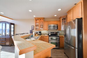 Een koelkast, een microgolfoven, een oven, een kookplaat