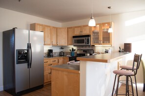 Fridge, microwave, oven, stovetop - Lakeshore Lodging Lodge 713 (Homer)