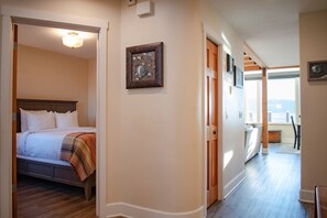 3 bedrooms, iron/ironing board, WiFi, bed sheets - Lakeshore Lodging Lodge 715 (Homer)
