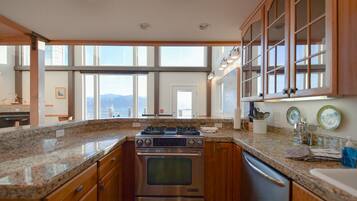 Kylskåp, mikrovågsugn, ugn och spishäll