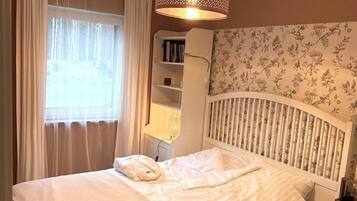 2 bedrooms, desk, iron/ironing board, WiFi