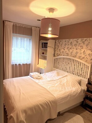 2 soverom, skrivebord, strykejern/-brett og wi-fi