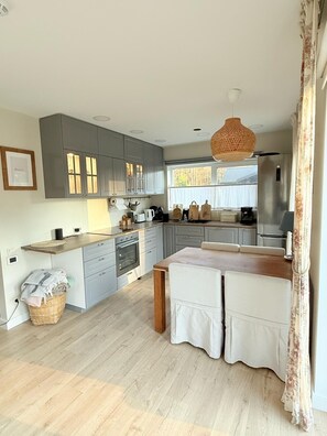 Ovn, kokeplater, oppvaskmaskin og kaffetrakter/tekoker