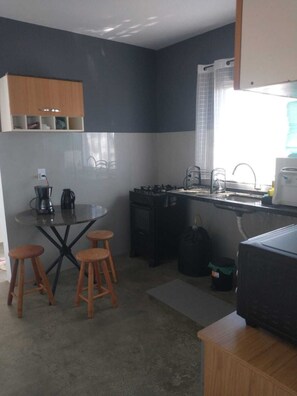 Fridge, oven, stovetop, coffee/tea maker