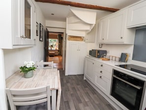 Lave-vaisselle, batterie de cuisine, vaisselle et ustensiles