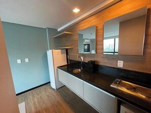 Fridge, microwave, cookware/dishes/utensils - Urban Home Stay - Ramada (Recife)