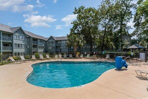 Una piscina cubierta, una piscina al aire libre