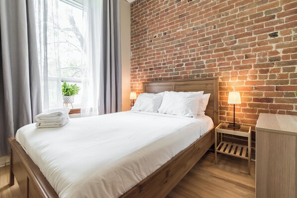 4 bedrooms, iron/ironing board, WiFi, bed sheets