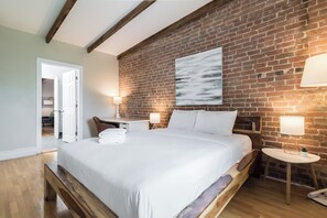 4 bedrooms, iron/ironing board, WiFi, bed sheets - Stylish 4BDR Downtown Montreal Home - Brick Walls & Cozy Vibes (Unknown)