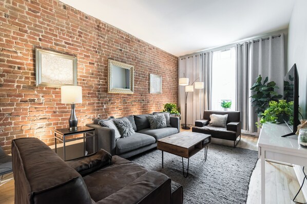 Living area - Stylish 4BDR Downtown Montreal Home - Brick Walls & Cozy Vibes (Unknown)