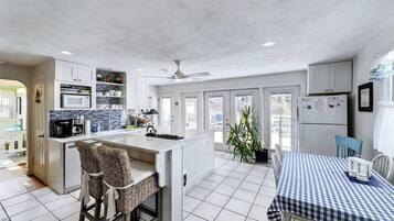 Refrigerador, microondas, horno y lavavajillas