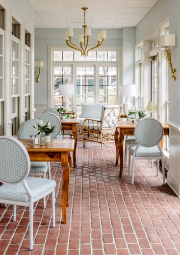 Romantic Club Suite | Window Seat & Fireplace