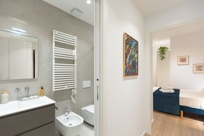 Shower, hair dryer, bidet, towels - Amazing 2 Bedroom Via Tacito (Roma)